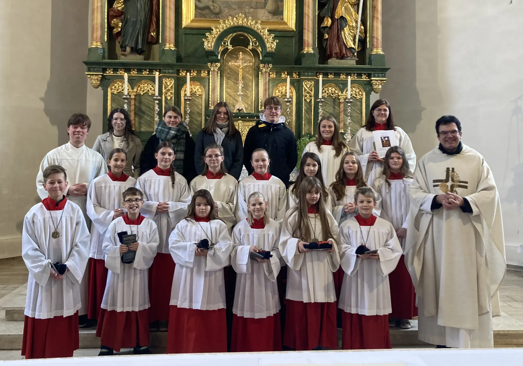 Sechs neue „VIPs“ der Liturgie – Ministrantenaufnahme mit Verabschiedung 2025
